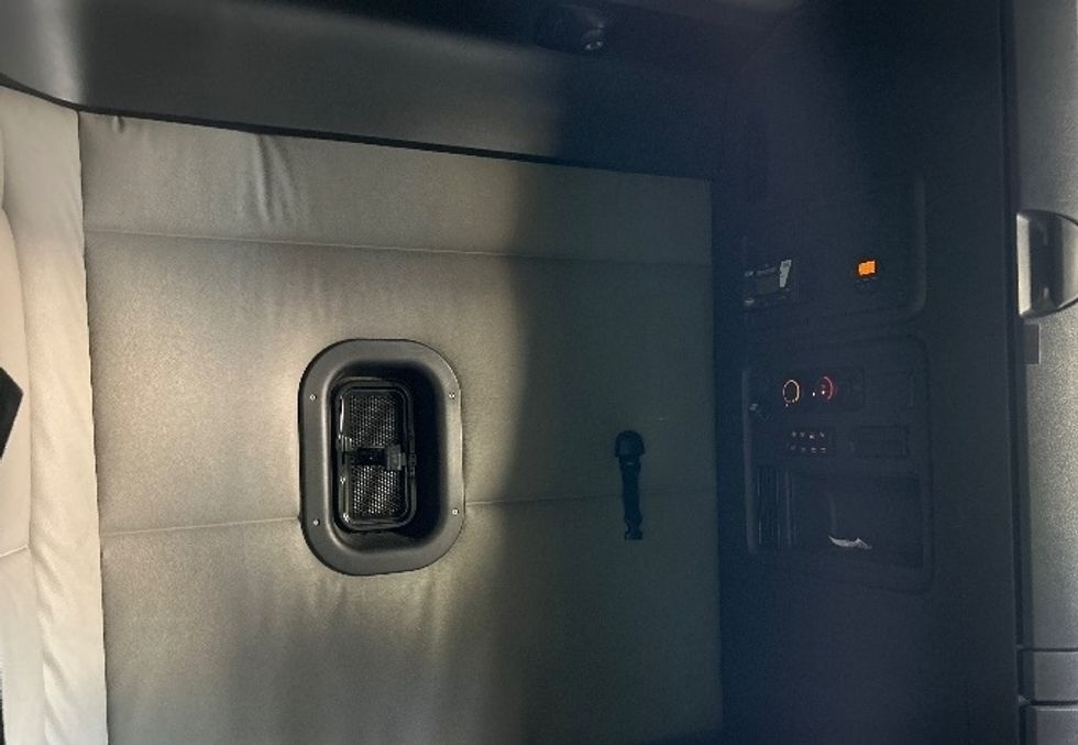 Sleeper Tractor-Heavy Duty Tractors-Freightliner-2021-T12664ST-Tuscaloosa-AL-480,056\n\t\tmiles-$ 68,000 - Image 17