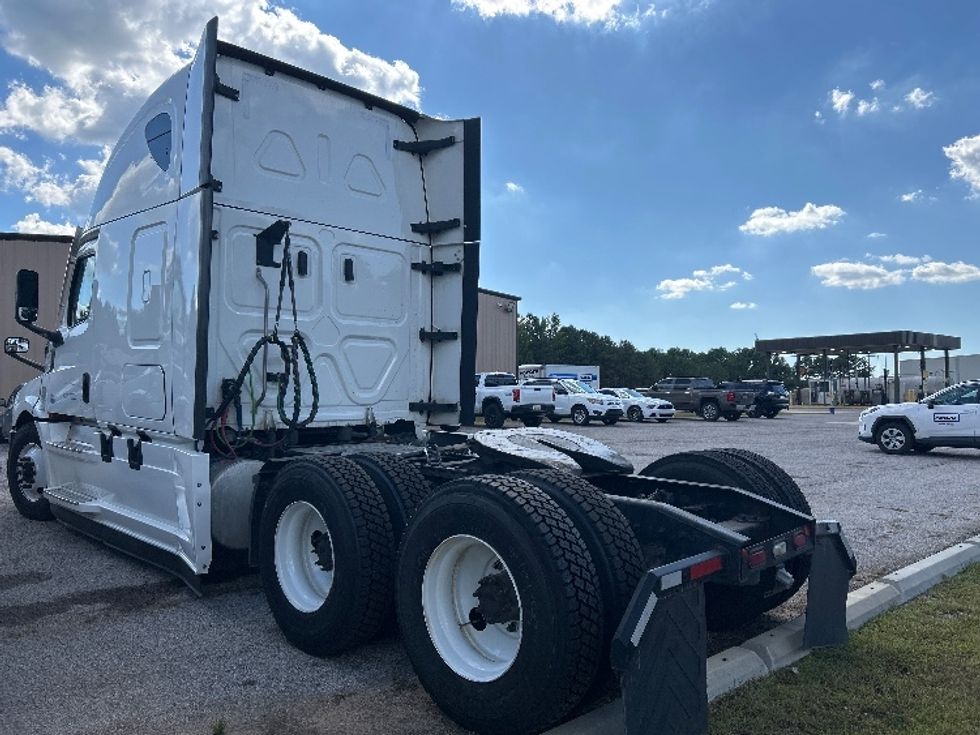 Sleeper Tractor-Heavy Duty Tractors-Freightliner-2021-T12664ST-Tuscaloosa-AL-480,056\n\t\tmiles-$ 68,000 - Image 4