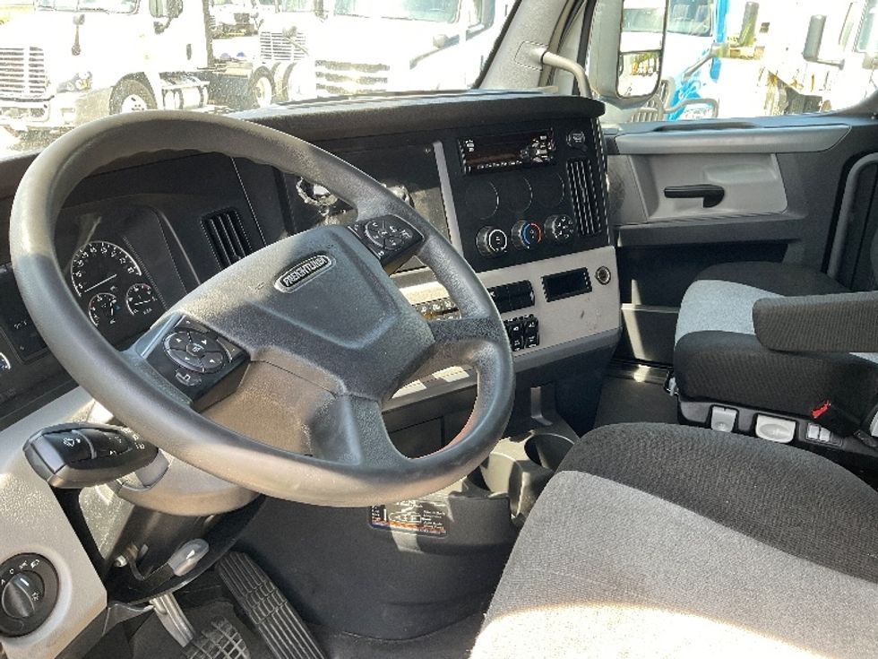 Sleeper Tractor-Heavy Duty Tractors-Freightliner-2021-T12664ST-Valdosta-GA-300,001\n\t\tmiles-$ 81,500 - Image 10