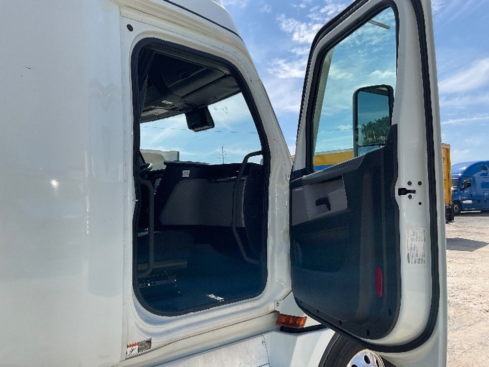 Sleeper Tractor-Heavy Duty Tractors-Freightliner-2021-T12664ST-Valdosta-GA-300,001\n\t\tmiles-$ 81,500 - Image 13