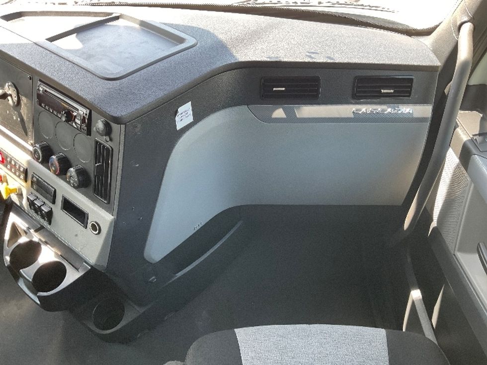 Sleeper Tractor-Heavy Duty Tractors-Freightliner-2021-T12664ST-Valdosta-GA-300,001\n\t\tmiles-$ 81,500 - Image 14