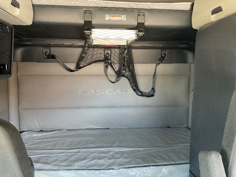 Sleeper Tractor-Heavy Duty Tractors-Freightliner-2021-T12664ST-Valdosta-GA-300,001\n\t\tmiles-$ 81,500 - Image 16