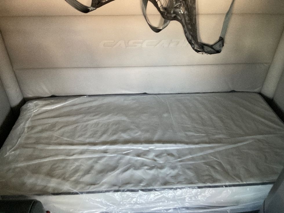 Sleeper Tractor-Heavy Duty Tractors-Freightliner-2021-T12664ST-Valdosta-GA-300,001\n\t\tmiles-$ 81,500 - Image 17