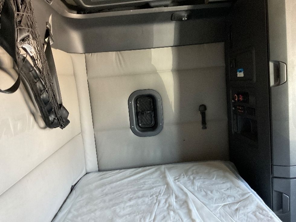 Sleeper Tractor-Heavy Duty Tractors-Freightliner-2021-T12664ST-Valdosta-GA-300,001\n\t\tmiles-$ 81,500 - Image 18