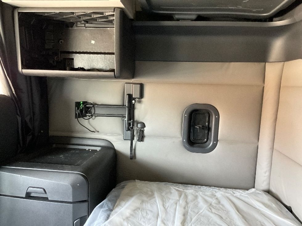 Sleeper Tractor-Heavy Duty Tractors-Freightliner-2021-T12664ST-Valdosta-GA-300,001\n\t\tmiles-$ 81,500 - Image 19