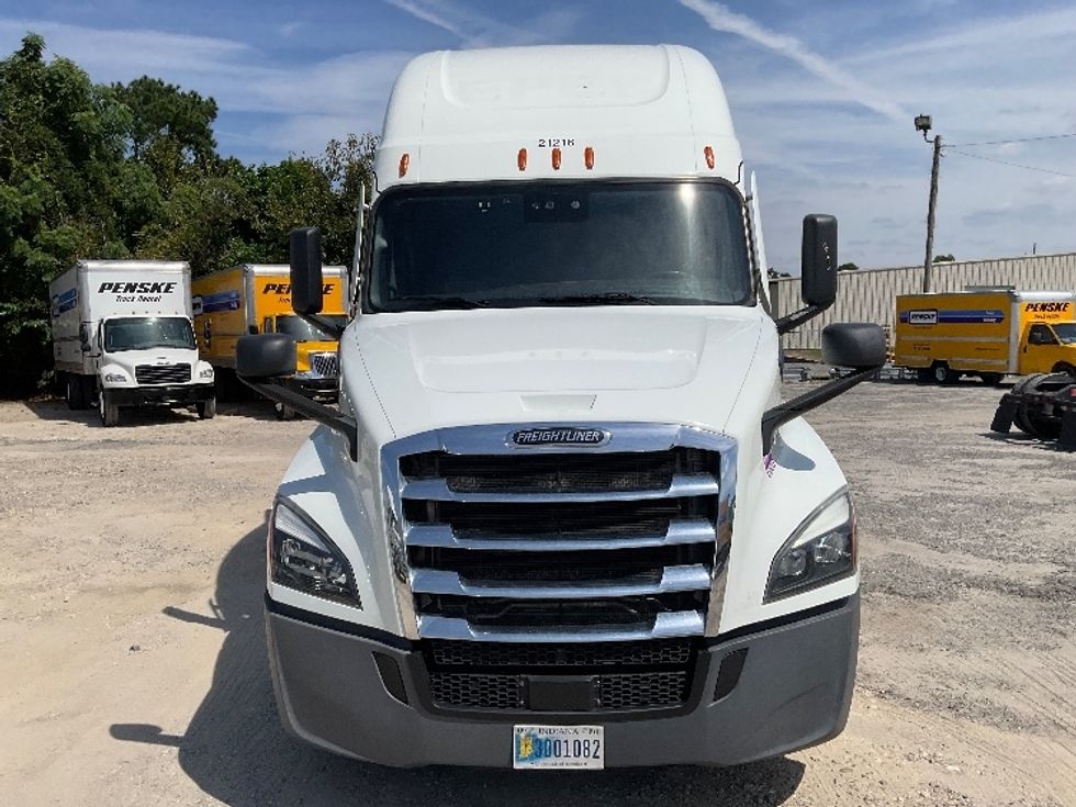 Sleeper Tractor-Heavy Duty Tractors-Freightliner-2021-T12664ST-Valdosta-GA-300,001\n\t\tmiles-$ 81,500 - Image 2