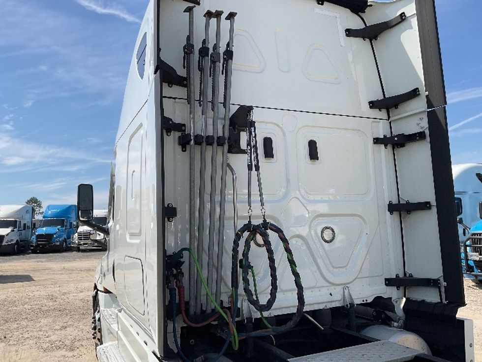 Sleeper Tractor-Heavy Duty Tractors-Freightliner-2021-T12664ST-Valdosta-GA-300,001\n\t\tmiles-$ 81,500 - Image 22