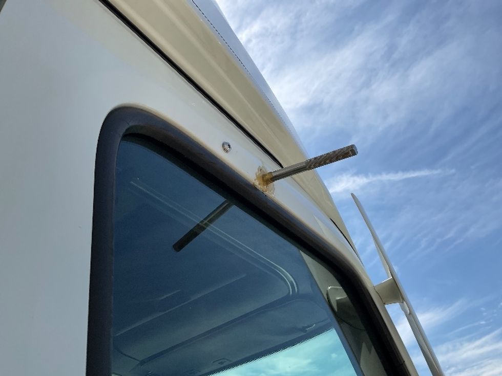 Sleeper Tractor-Heavy Duty Tractors-Freightliner-2021-T12664ST-Valdosta-GA-300,001\n\t\tmiles-$ 81,500 - Image 25