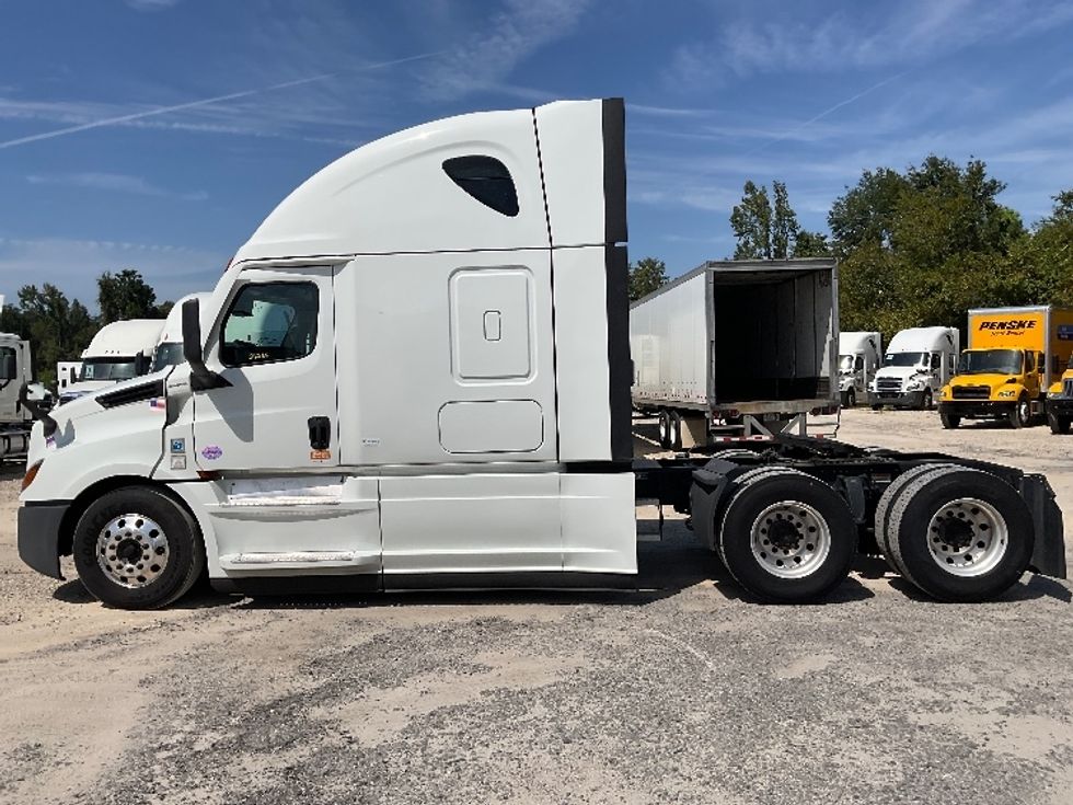 Sleeper Tractor-Heavy Duty Tractors-Freightliner-2021-T12664ST-Valdosta-GA-300,001\n\t\tmiles-$ 81,500 - Image 4