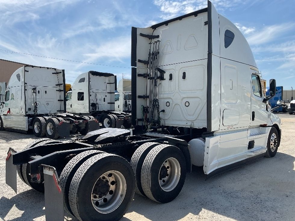 Sleeper Tractor-Heavy Duty Tractors-Freightliner-2021-T12664ST-Valdosta-GA-300,001\n\t\tmiles-$ 81,500 - Image 7
