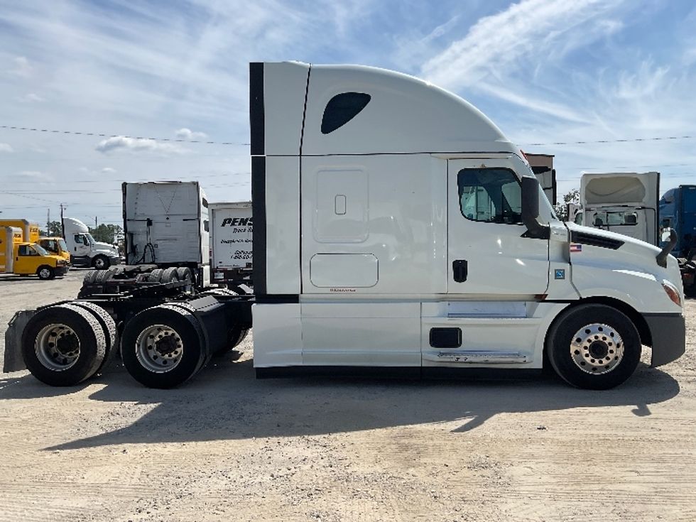 Sleeper Tractor-Heavy Duty Tractors-Freightliner-2021-T12664ST-Valdosta-GA-300,001\n\t\tmiles-$ 81,500 - Image 8