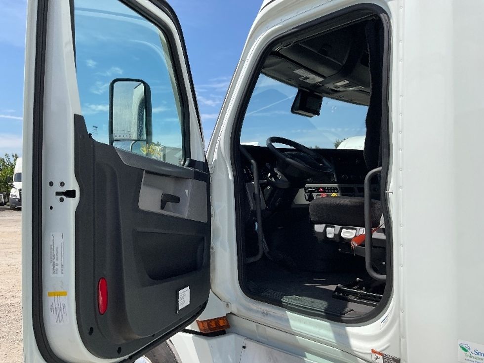 Sleeper Tractor-Heavy Duty Tractors-Freightliner-2021-T12664ST-Valdosta-GA-300,001\n\t\tmiles-$ 81,500 - Image 9