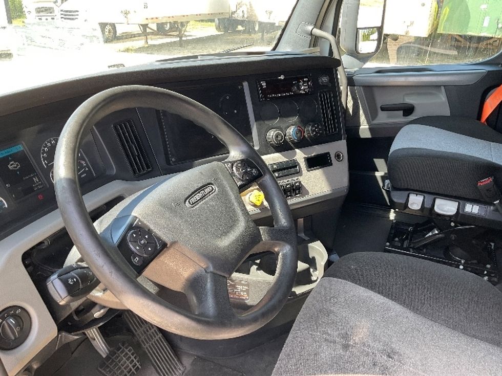 Sleeper Tractor-Heavy Duty Tractors-Freightliner-2021-T12664ST-Valdosta-GA-387,511\n\t\tmiles-$ 75,750 - Image 10