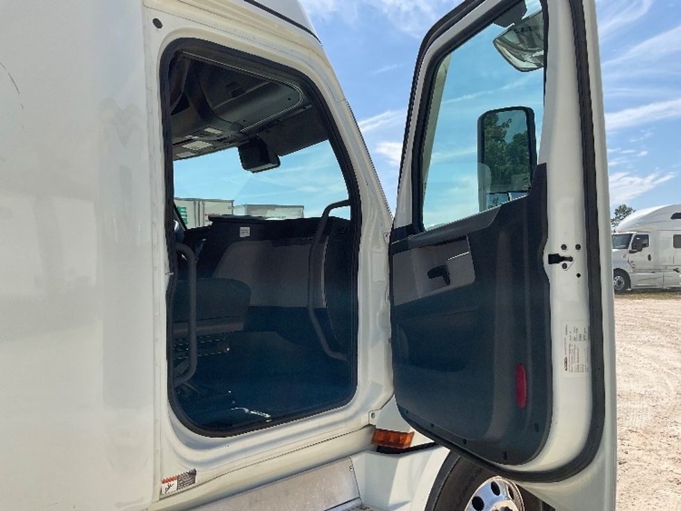 Sleeper Tractor-Heavy Duty Tractors-Freightliner-2021-T12664ST-Valdosta-GA-387,511\n\t\tmiles-$ 75,750 - Image 13