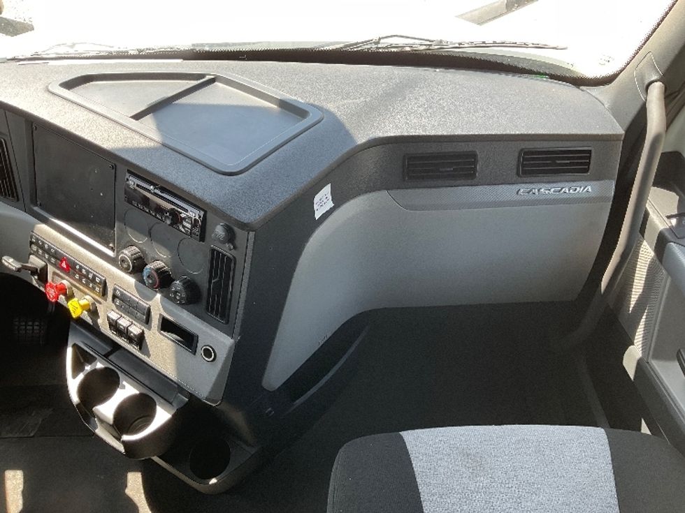 Sleeper Tractor-Heavy Duty Tractors-Freightliner-2021-T12664ST-Valdosta-GA-387,511\n\t\tmiles-$ 75,750 - Image 14