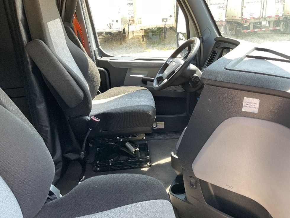 Sleeper Tractor-Heavy Duty Tractors-Freightliner-2021-T12664ST-Valdosta-GA-387,511\n\t\tmiles-$ 75,750 - Image 15