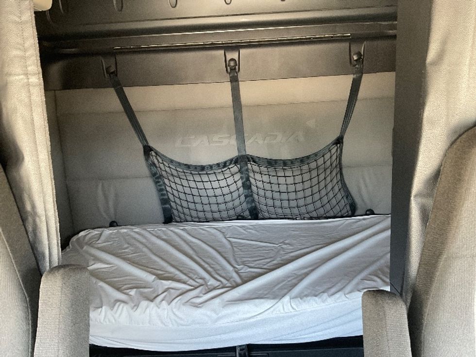 Sleeper Tractor-Heavy Duty Tractors-Freightliner-2021-T12664ST-Valdosta-GA-387,511\n\t\tmiles-$ 75,750 - Image 16