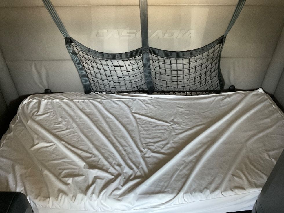 Sleeper Tractor-Heavy Duty Tractors-Freightliner-2021-T12664ST-Valdosta-GA-387,511\n\t\tmiles-$ 75,750 - Image 17