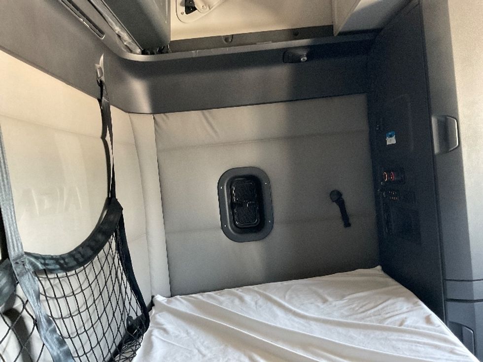 Sleeper Tractor-Heavy Duty Tractors-Freightliner-2021-T12664ST-Valdosta-GA-387,511\n\t\tmiles-$ 75,750 - Image 18