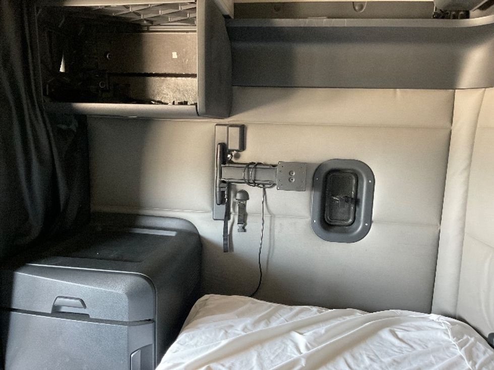 Sleeper Tractor-Heavy Duty Tractors-Freightliner-2021-T12664ST-Valdosta-GA-387,511\n\t\tmiles-$ 75,750 - Image 19