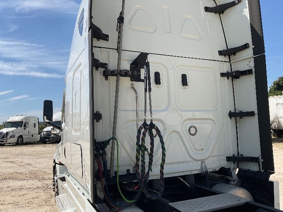 Sleeper Tractor-Heavy Duty Tractors-Freightliner-2021-T12664ST-Valdosta-GA-387,511\n\t\tmiles-$ 75,750 - Image 22