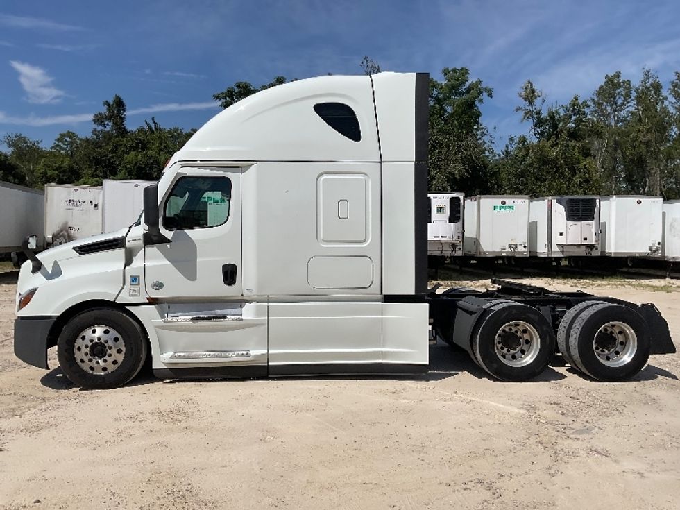 Sleeper Tractor-Heavy Duty Tractors-Freightliner-2021-T12664ST-Valdosta-GA-387,511\n\t\tmiles-$ 75,750 - Image 4