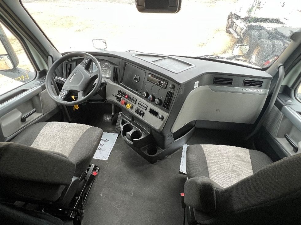 Sleeper Tractor-Heavy Duty Tractors-Freightliner-2021-T12664ST-Valdosta-GA-423,121\n\t\tmiles-$ 73,500 - Image 12