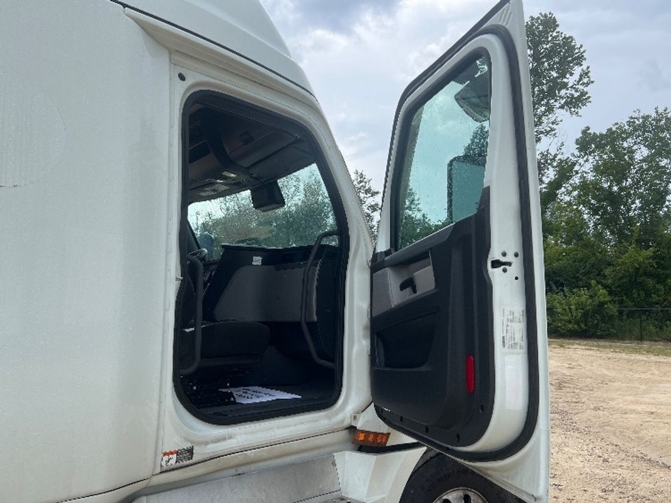Sleeper Tractor-Heavy Duty Tractors-Freightliner-2021-T12664ST-Valdosta-GA-423,121\n\t\tmiles-$ 73,500 - Image 13
