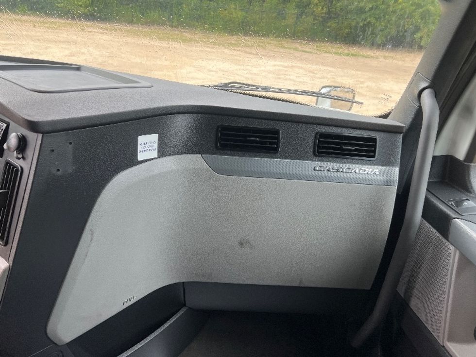 Sleeper Tractor-Heavy Duty Tractors-Freightliner-2021-T12664ST-Valdosta-GA-423,121\n\t\tmiles-$ 73,500 - Image 14