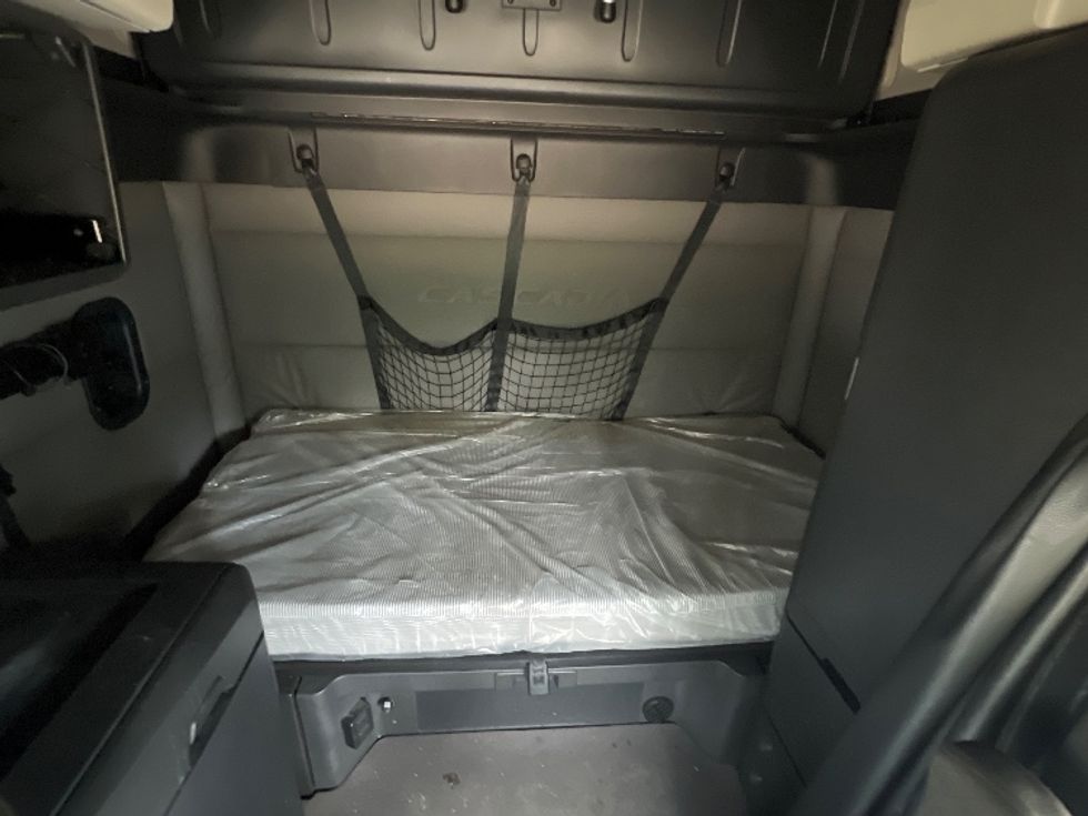 Sleeper Tractor-Heavy Duty Tractors-Freightliner-2021-T12664ST-Valdosta-GA-423,121\n\t\tmiles-$ 73,500 - Image 16