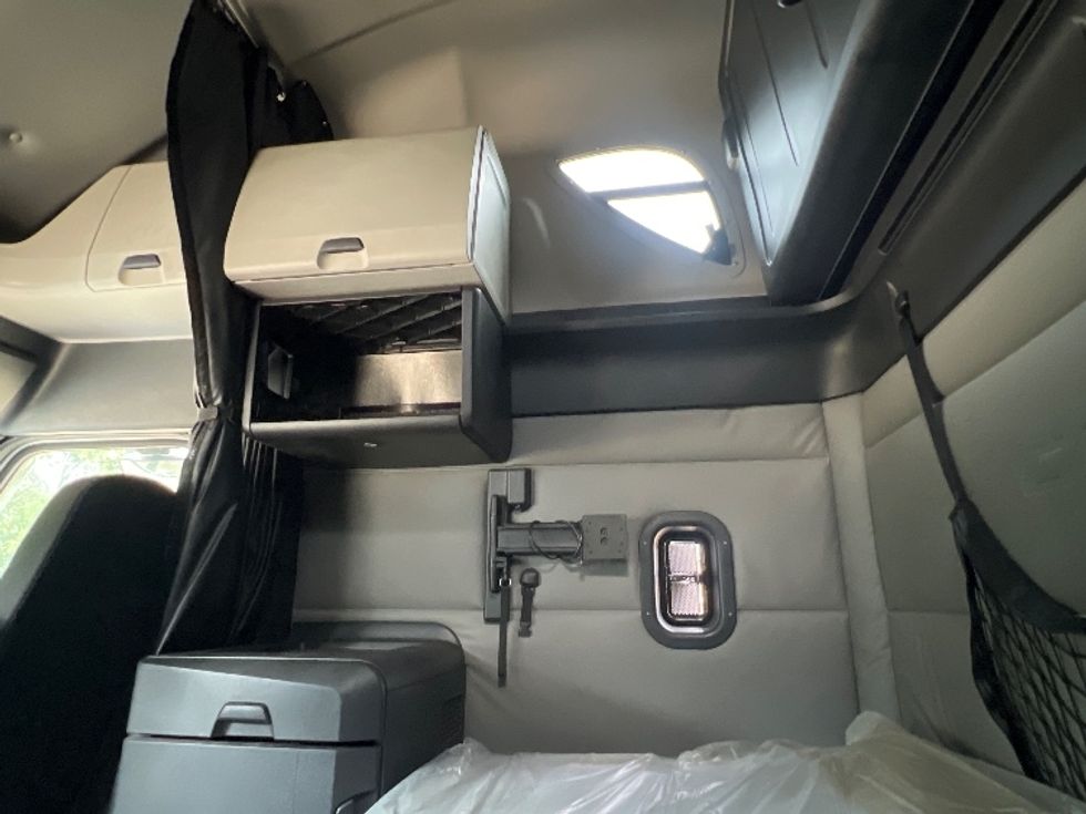 Sleeper Tractor-Heavy Duty Tractors-Freightliner-2021-T12664ST-Valdosta-GA-423,121\n\t\tmiles-$ 73,500 - Image 19