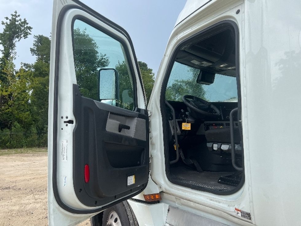 Sleeper Tractor-Heavy Duty Tractors-Freightliner-2021-T12664ST-Valdosta-GA-423,121\n\t\tmiles-$ 73,500 - Image 9