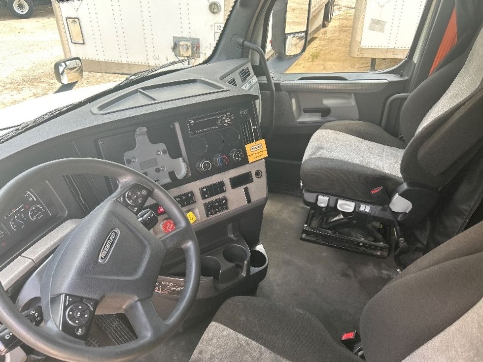 Sleeper Tractor-Heavy Duty Tractors-Freightliner-2021-T12664ST-Valdosta-GA-424,952\n\t\tmiles-$ 72,750 - Image 10