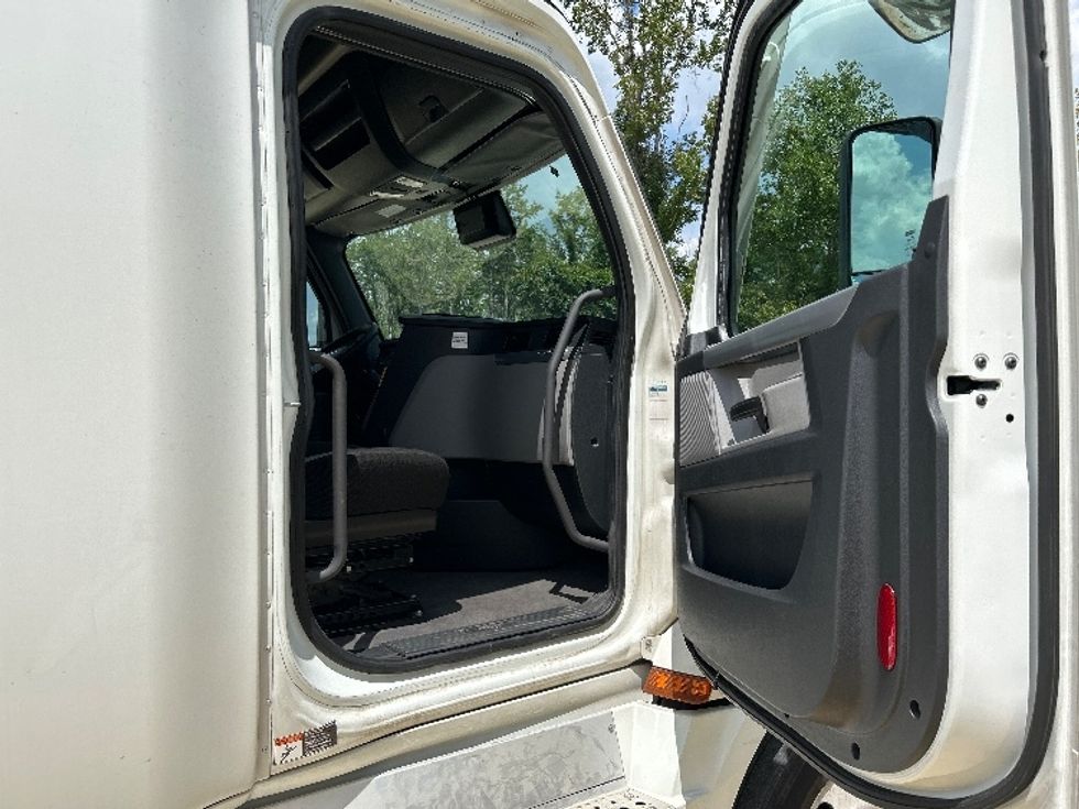 Sleeper Tractor-Heavy Duty Tractors-Freightliner-2021-T12664ST-Valdosta-GA-424,952\n\t\tmiles-$ 72,750 - Image 13