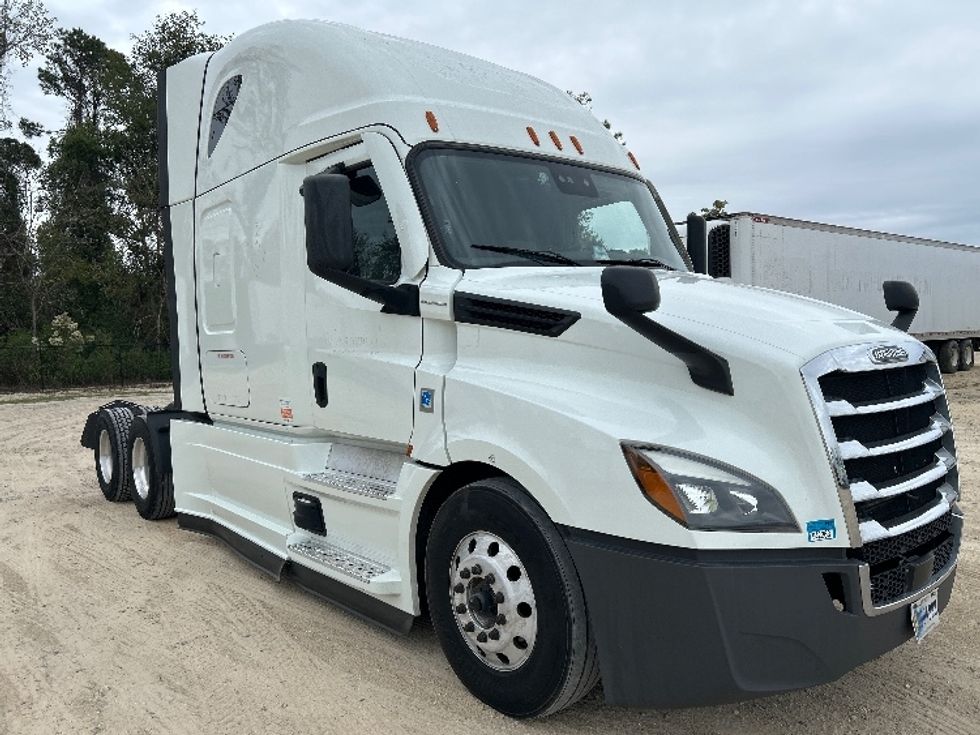 Sleeper Tractor-Heavy Duty Tractors-Freightliner-2021-T12664ST-Valdosta-GA-451,666\n\t\tmiles-$ 65,500 - Image 1