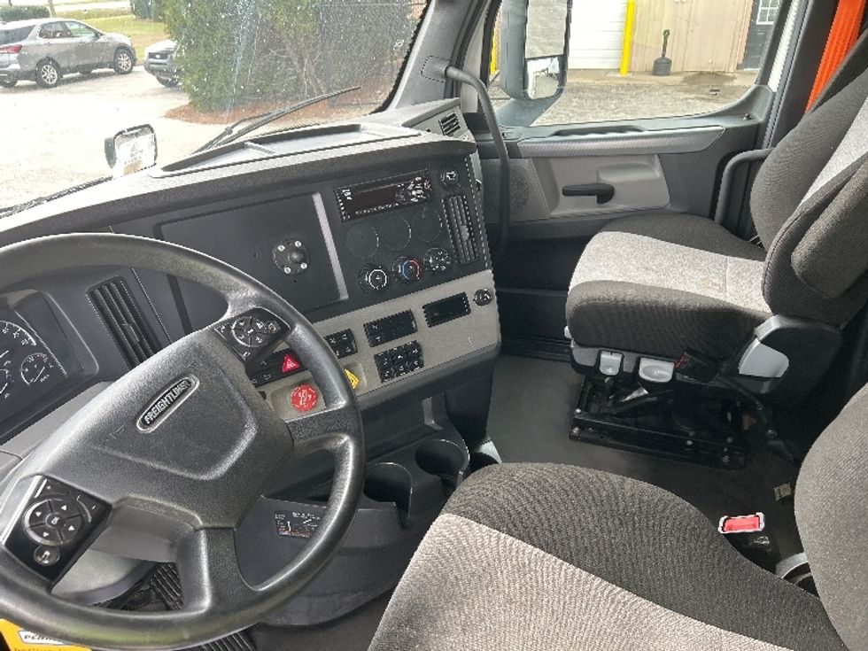 Sleeper Tractor-Heavy Duty Tractors-Freightliner-2021-T12664ST-Valdosta-GA-451,666\n\t\tmiles-$ 65,500 - Image 10