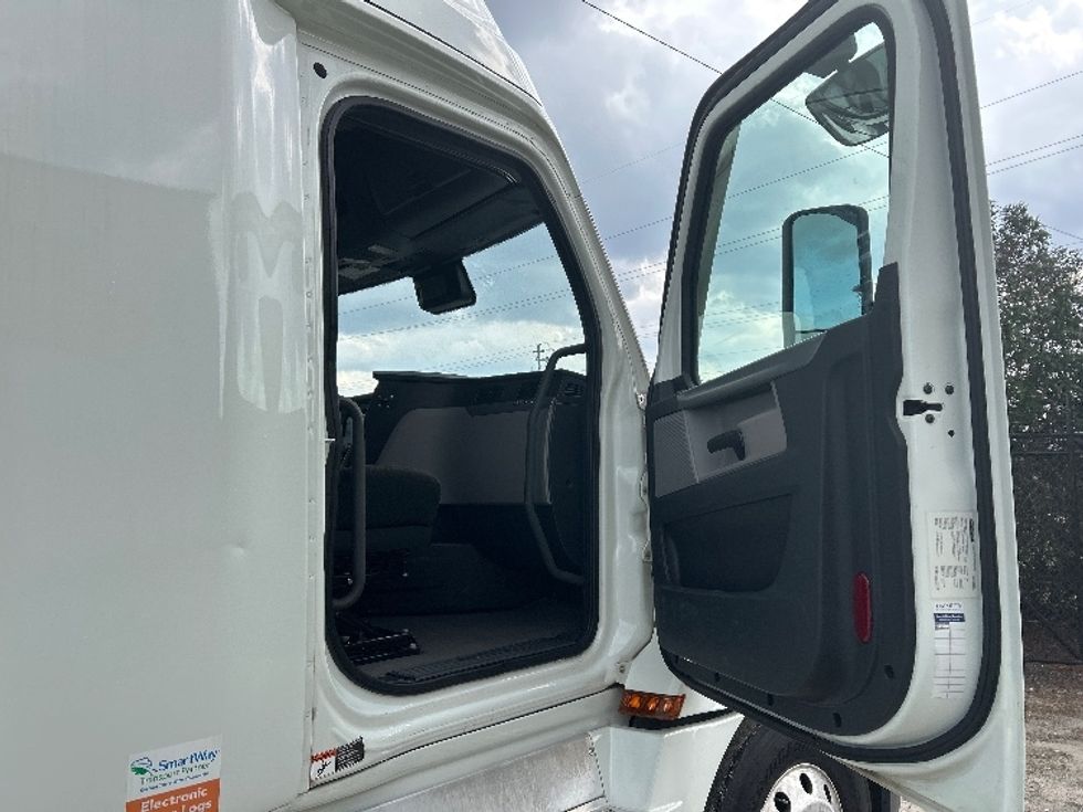 Sleeper Tractor-Heavy Duty Tractors-Freightliner-2021-T12664ST-Valdosta-GA-451,666\n\t\tmiles-$ 65,500 - Image 13