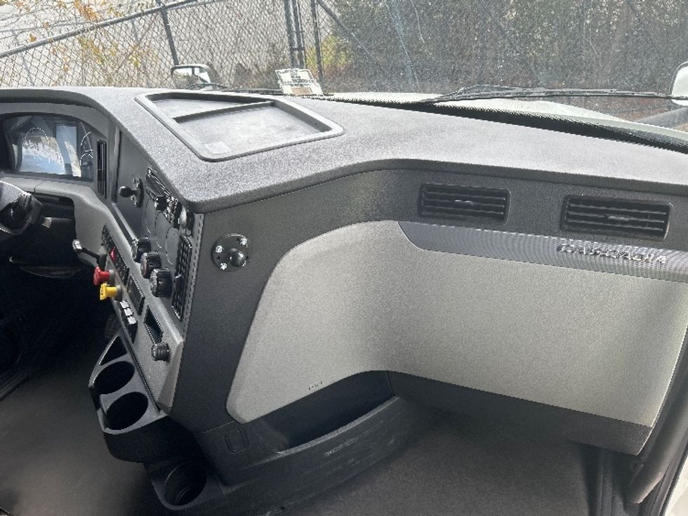 Sleeper Tractor-Heavy Duty Tractors-Freightliner-2021-T12664ST-Valdosta-GA-451,666\n\t\tmiles-$ 65,500 - Image 14