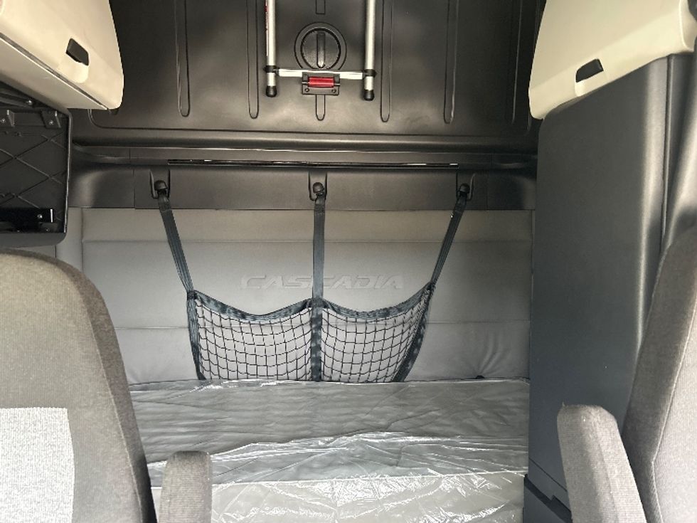 Sleeper Tractor-Heavy Duty Tractors-Freightliner-2021-T12664ST-Valdosta-GA-451,666\n\t\tmiles-$ 65,500 - Image 16