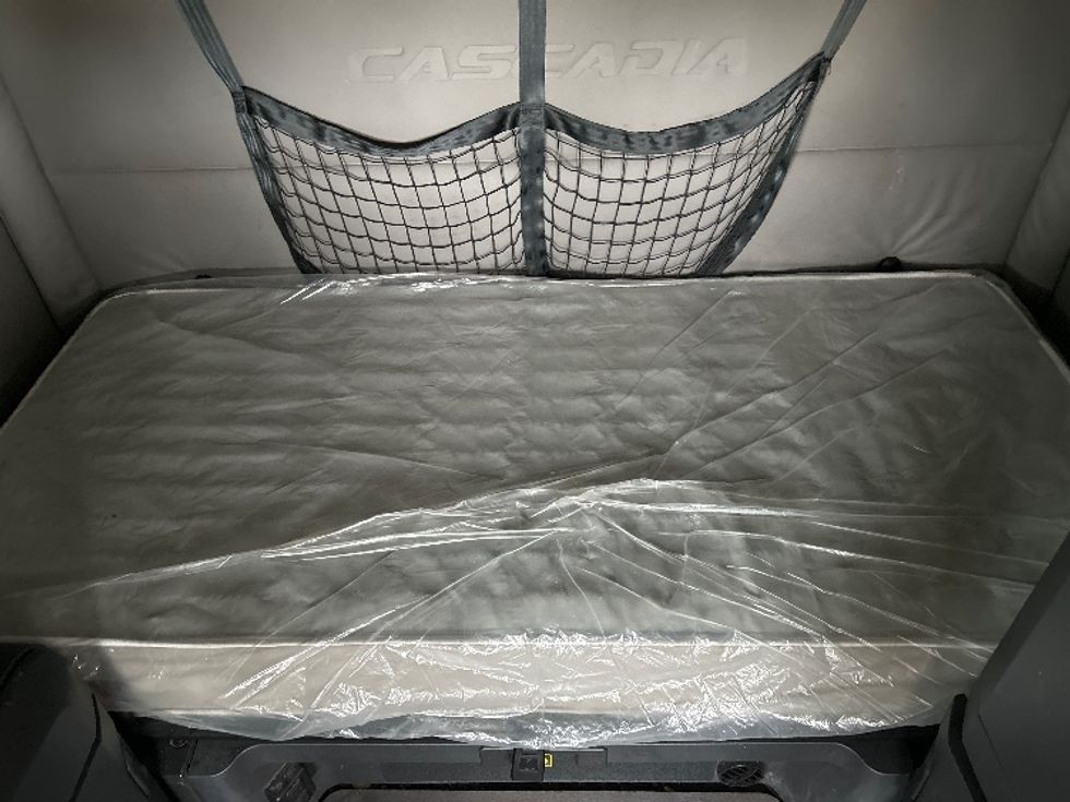 Sleeper Tractor-Heavy Duty Tractors-Freightliner-2021-T12664ST-Valdosta-GA-451,666\n\t\tmiles-$ 65,500 - Image 17