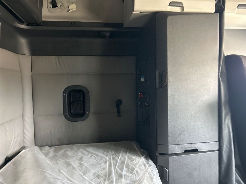 Sleeper Tractor-Heavy Duty Tractors-Freightliner-2021-T12664ST-Valdosta-GA-451,666\n\t\tmiles-$ 65,500 - Image 18