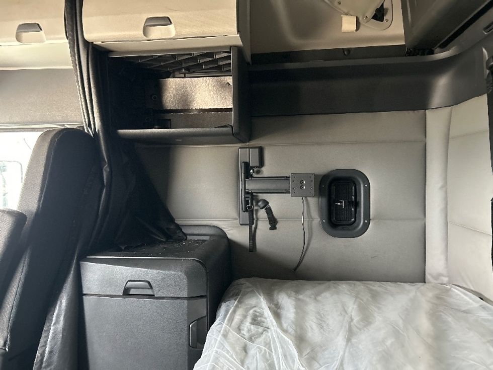 Sleeper Tractor-Heavy Duty Tractors-Freightliner-2021-T12664ST-Valdosta-GA-451,666\n\t\tmiles-$ 65,500 - Image 19