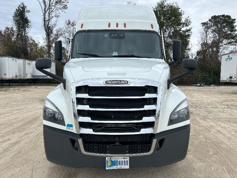 Sleeper Tractor-Heavy Duty Tractors-Freightliner-2021-T12664ST-Valdosta-GA-451,666\n\t\tmiles-$ 65,500 - Image 2