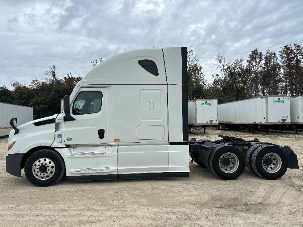 Sleeper Tractor-Heavy Duty Tractors-Freightliner-2021-T12664ST-Valdosta-GA-451,666\n\t\tmiles-$ 65,500 - Image 4