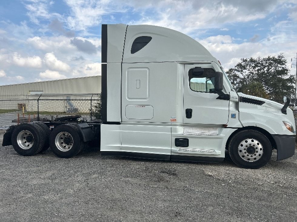 Sleeper Tractor-Heavy Duty Tractors-Freightliner-2021-T12664ST-Valdosta-GA-451,666\n\t\tmiles-$ 65,500 - Image 8