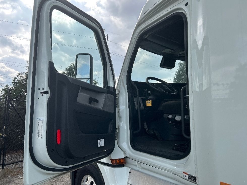 Sleeper Tractor-Heavy Duty Tractors-Freightliner-2021-T12664ST-Valdosta-GA-451,666\n\t\tmiles-$ 65,500 - Image 9