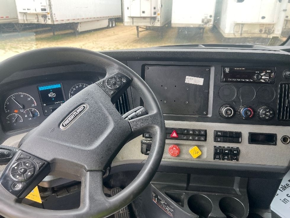 Sleeper Tractor-Heavy Duty Tractors-Freightliner-2021-T12664ST-Valdosta-GA-457,149\n\t\tmiles-$ 69,500 - Image 11