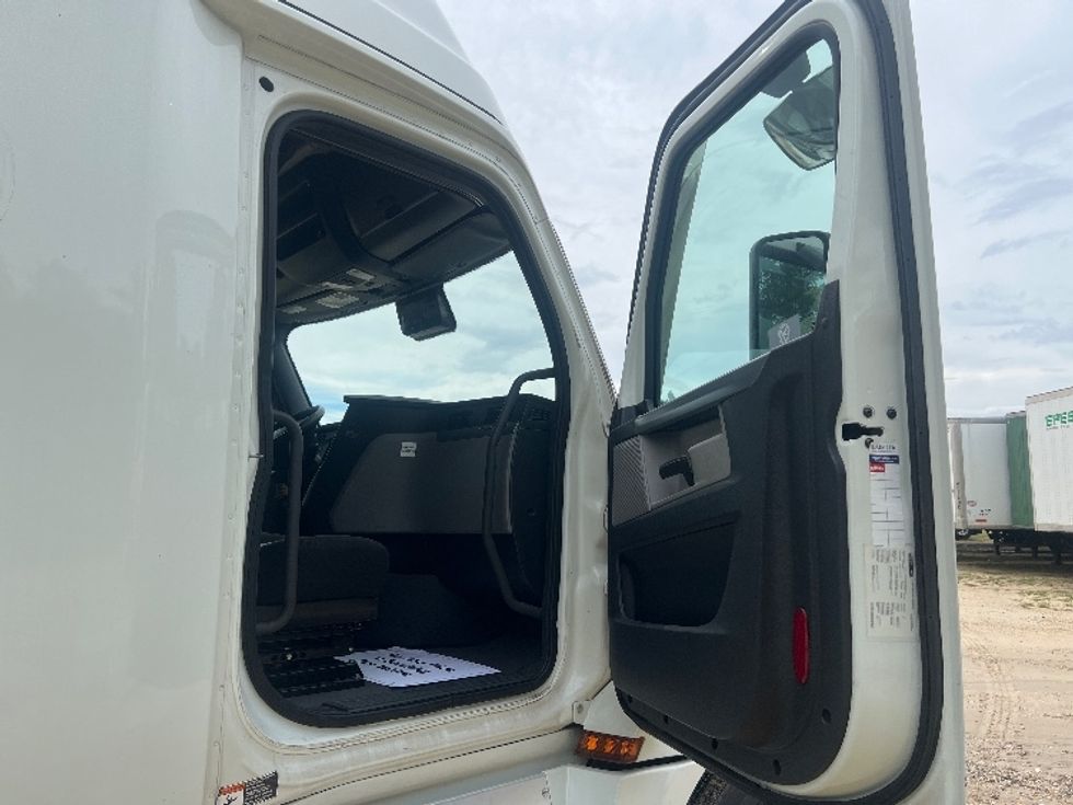 Sleeper Tractor-Heavy Duty Tractors-Freightliner-2021-T12664ST-Valdosta-GA-457,149\n\t\tmiles-$ 69,500 - Image 13