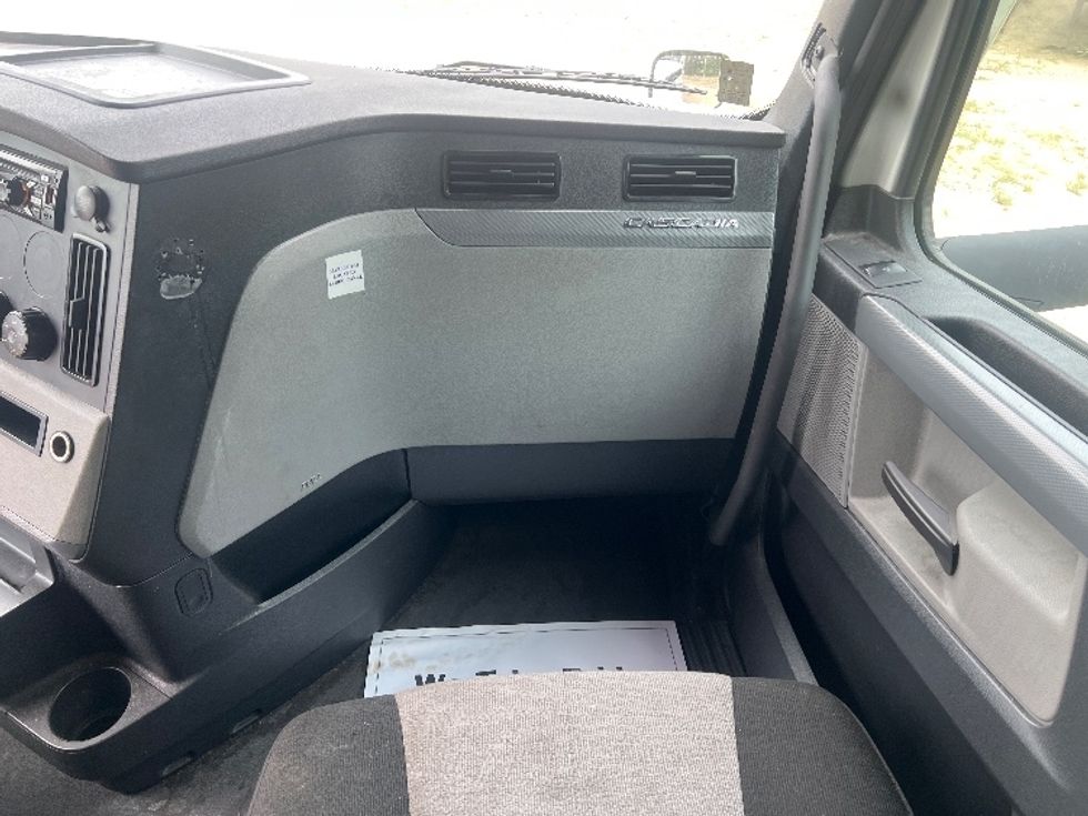 Sleeper Tractor-Heavy Duty Tractors-Freightliner-2021-T12664ST-Valdosta-GA-457,149\n\t\tmiles-$ 69,500 - Image 14