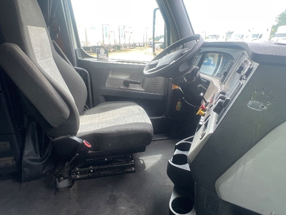 Sleeper Tractor-Heavy Duty Tractors-Freightliner-2021-T12664ST-Valdosta-GA-457,149\n\t\tmiles-$ 69,500 - Image 15